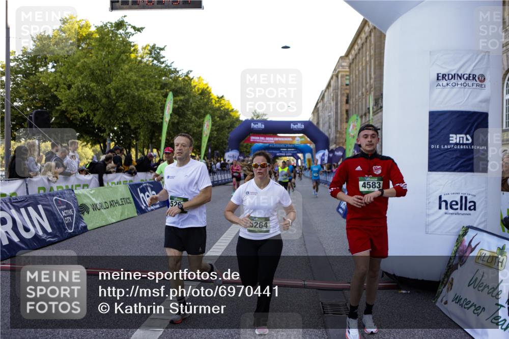 01.09.2024 - BARMER Alsterlauf Kathrin Stürmer Photography http://msf.ph/oto/6970441 01.09.2024 10:01:35 Ziel 2059, 2259, 3134, 3275, 3722, 3742, 3817, 3909, 3992, 4068, 4070, 4127, 4133, 4145, 4214, 4225, 4287, 4322, 4582, 4665, 4759, 4771, 4941, 4989, 2006, 2114, 2243, 2250, 2513, 2890, 2891, 3018, 3142, 3170, 3171, 3204, 3208, 3209, 3327, 3472, 3590, 3968, 4354, 4559, 4583, 4695, 4766, 5261, 5264 meine-sportfotos.de