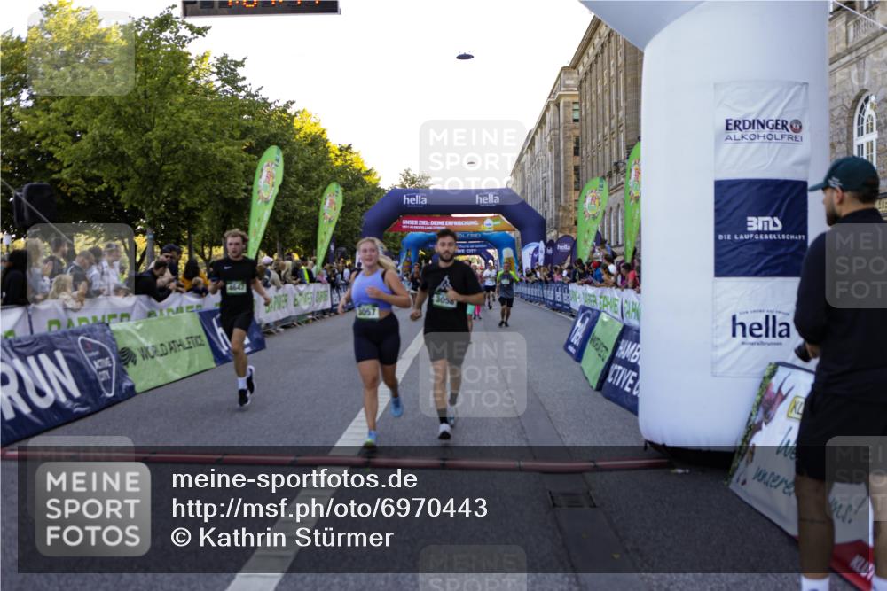 01.09.2024 - BARMER Alsterlauf Kathrin Stürmer Photography http://msf.ph/oto/6970443 01.09.2024 10:01:45 Ziel 2259, 2888, 3195, 3196, 3276, 3742, 3909, 3992, 4127, 4133, 4145, 4184, 4214, 4225, 4244, 4582, 4603, 4989, 5042, 2006, 2122, 2152, 2243, 2357, 2513, 2890, 2891, 3057, 3058, 3102, 3142, 3208, 3209, 3472, 3590, 3702, 4182, 4647, 4745, 4766, 4923, 5141, 5207 meine-sportfotos.de