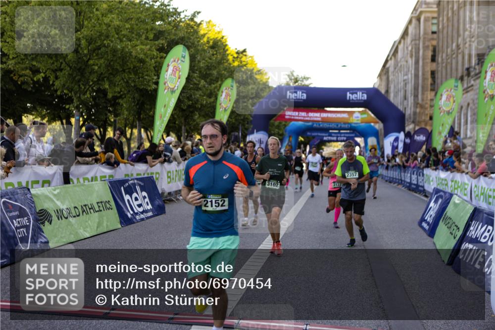 01.09.2024 - BARMER Alsterlauf Kathrin Stürmer Photography http://msf.ph/oto/6970454 01.09.2024 10:01:48 Ziel 2259, 2888, 3195, 3196, 3239, 3276, 3562, 3619, 3742, 3886, 3909, 4127, 4145, 4184, 4214, 4244, 4582, 4603, 5042, 8199, 2006, 2122, 2152, 2208, 2356, 2357, 2762, 2763, 3057, 3058, 3093, 3102, 3123, 3590, 3702, 4182, 4311, 4500, 4628, 4647, 4745, 4766, 4923, 5141, 5207 meine-sportfotos.de