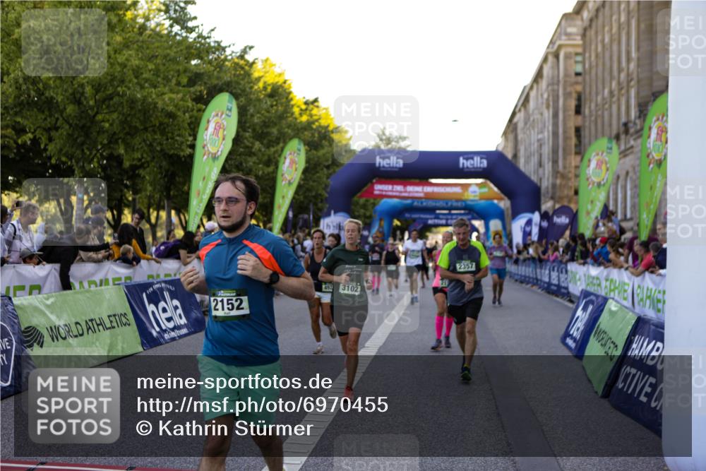 01.09.2024 - BARMER Alsterlauf Kathrin Stürmer Photography http://msf.ph/oto/6970455 01.09.2024 10:01:48 Ziel 2259, 2888, 3195, 3196, 3239, 3276, 3562, 3619, 3742, 3886, 3909, 4127, 4145, 4184, 4214, 4244, 4582, 4603, 5042, 8199, 2006, 2122, 2152, 2208, 2356, 2357, 2762, 2763, 3057, 3058, 3093, 3102, 3123, 3590, 3702, 4182, 4311, 4500, 4628, 4647, 4745, 4766, 4923, 5141, 5207 meine-sportfotos.de