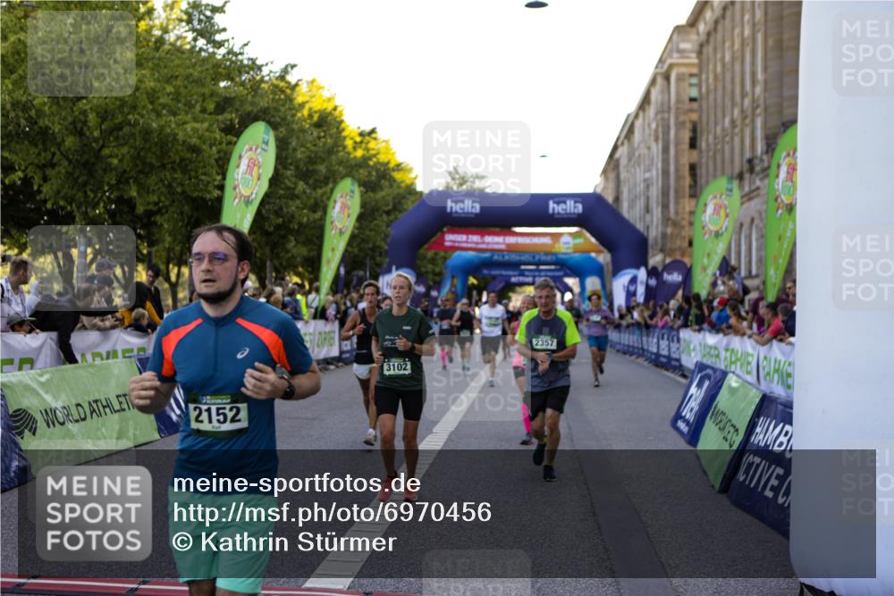 01.09.2024 - BARMER Alsterlauf Kathrin Stürmer Photography http://msf.ph/oto/6970456 01.09.2024 10:01:48 Ziel 2259, 2888, 3195, 3196, 3239, 3276, 3562, 3619, 3742, 3886, 3909, 4127, 4145, 4184, 4214, 4244, 4582, 4603, 5042, 8199, 2006, 2122, 2152, 2208, 2356, 2357, 2762, 2763, 3057, 3058, 3093, 3102, 3123, 3590, 3702, 4182, 4311, 4500, 4628, 4647, 4745, 4766, 4923, 5141, 5207 meine-sportfotos.de