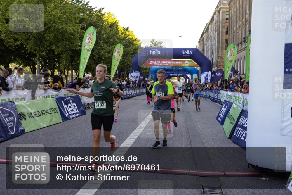 01.09.2024 - BARMER Alsterlauf Kathrin Stürmer Photography http://msf.ph/oto/6970461 01.09.2024 10:01:49 Ziel 2259, 2786, 2888, 3195, 3196, 3239, 3276, 3562, 3619, 3742, 3886, 4127, 4145, 4184, 4214, 4244, 4582, 4603, 5042, 8199, 2122, 2152, 2208, 2356, 2357, 2762, 2763, 2784, 3057, 3058, 3093, 3102, 3123, 3537, 3702, 4182, 4311, 4500, 4628, 4647, 4745, 4766, 4923, 5141, 5207 meine-sportfotos.de