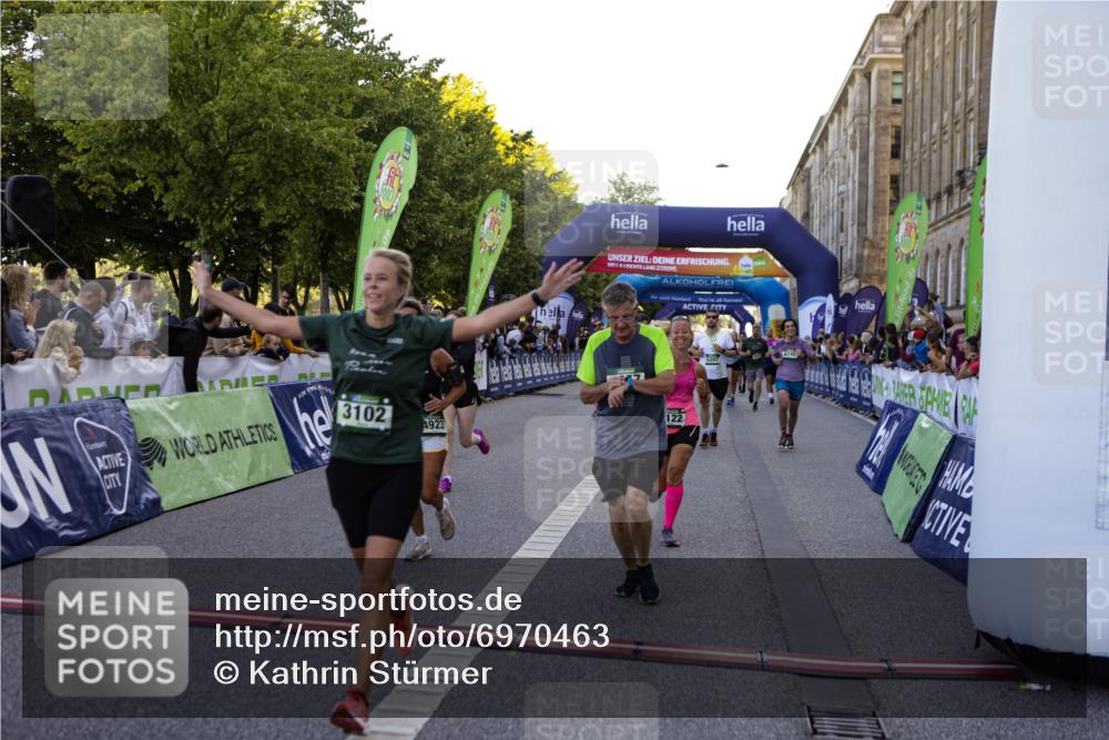01.09.2024 - BARMER Alsterlauf Kathrin Stürmer Photography http://msf.ph/oto/6970463 01.09.2024 10:01:49 Ziel 2259, 2786, 2888, 3195, 3196, 3239, 3276, 3562, 3619, 3742, 3886, 4127, 4145, 4184, 4214, 4244, 4582, 4603, 5042, 8199, 2122, 2152, 2208, 2356, 2357, 2762, 2763, 2784, 3057, 3058, 3093, 3102, 3123, 3537, 3702, 4182, 4311, 4500, 4628, 4647, 4745, 4766, 4923, 5141, 5207 meine-sportfotos.de