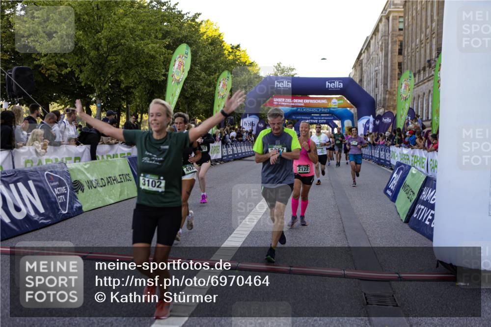 01.09.2024 - BARMER Alsterlauf Kathrin Stürmer Photography http://msf.ph/oto/6970464 01.09.2024 10:01:49 Ziel 2259, 2786, 2888, 3195, 3196, 3239, 3276, 3562, 3619, 3742, 3886, 4127, 4145, 4184, 4214, 4244, 4582, 4603, 5042, 8199, 2122, 2152, 2208, 2356, 2357, 2762, 2763, 2784, 3057, 3058, 3093, 3102, 3123, 3537, 3702, 4182, 4311, 4500, 4628, 4647, 4745, 4766, 4923, 5141, 5207 meine-sportfotos.de