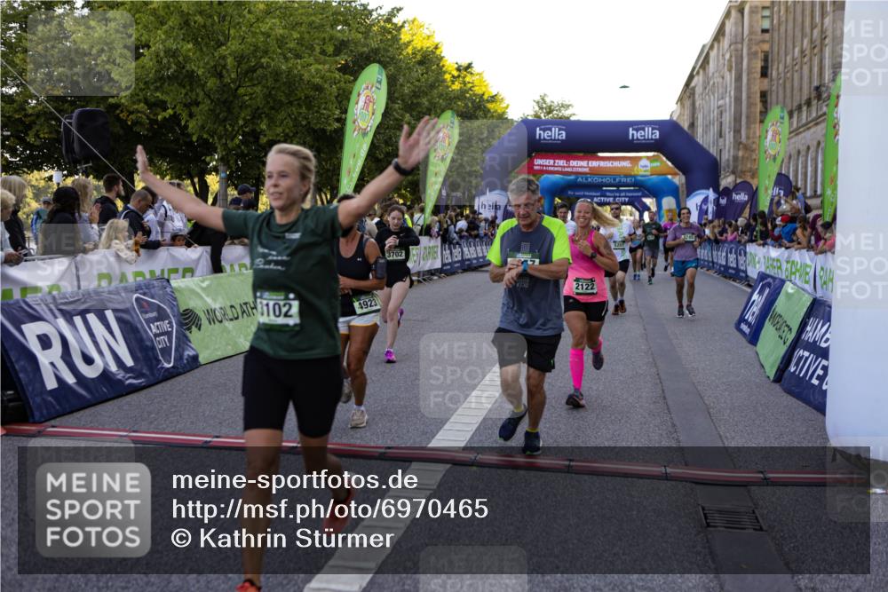 01.09.2024 - BARMER Alsterlauf Kathrin Stürmer Photography http://msf.ph/oto/6970465 01.09.2024 10:01:50 Ziel 2259, 2786, 2888, 3195, 3196, 3239, 3276, 3562, 3619, 3742, 3886, 3994, 4127, 4145, 4184, 4214, 4244, 4582, 4603, 5042, 8199, 8290, 2122, 2152, 2208, 2356, 2357, 2762, 2763, 2784, 3057, 3058, 3093, 3102, 3123, 3537, 3702, 4182, 4311, 4500, 4628, 4647, 4745, 4923, 5141, 5207 meine-sportfotos.de