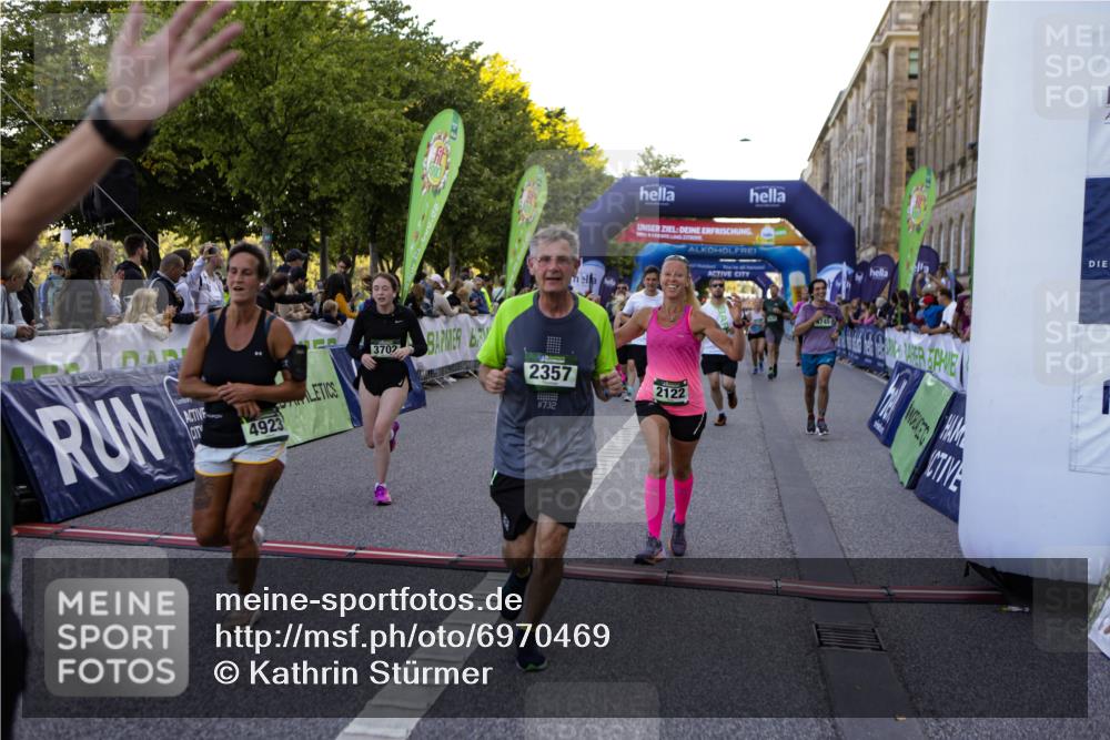 01.09.2024 - BARMER Alsterlauf Kathrin Stürmer Photography http://msf.ph/oto/6970469 01.09.2024 10:01:50 Ziel 2259, 2786, 2888, 3195, 3196, 3239, 3276, 3562, 3619, 3742, 3886, 3994, 4127, 4145, 4184, 4214, 4244, 4582, 4603, 5042, 8199, 8290, 2122, 2152, 2208, 2356, 2357, 2762, 2763, 2784, 3057, 3058, 3093, 3102, 3123, 3537, 3702, 4182, 4311, 4500, 4628, 4647, 4745, 4923, 5141, 5207 meine-sportfotos.de