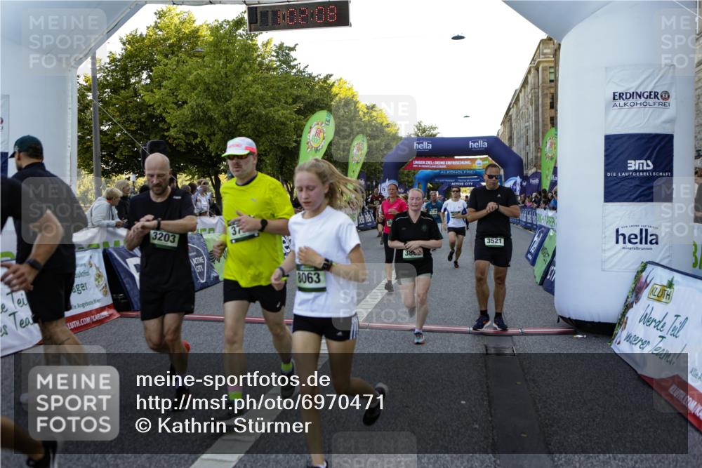 01.09.2024 - BARMER Alsterlauf Kathrin Stürmer Photography http://msf.ph/oto/6970471 01.09.2024 10:02:07 Ziel 2163, 2165, 2420, 2785, 2786, 2830, 2838, 2839, 3239, 3550, 3621, 3728, 3994, 4778, 4825, 4937, 8289, 8290, 2442, 2642, 2677, 2691, 2769, 2939, 3026, 3203, 3294, 3521, 3650, 3658, 3746, 3862, 4024, 4085, 4086, 4138, 4140, 4158, 4218, 4441, 4509, 4719, 4827, 4972, 5210, 5254, 5263, 8063, 8297 meine-sportfotos.de