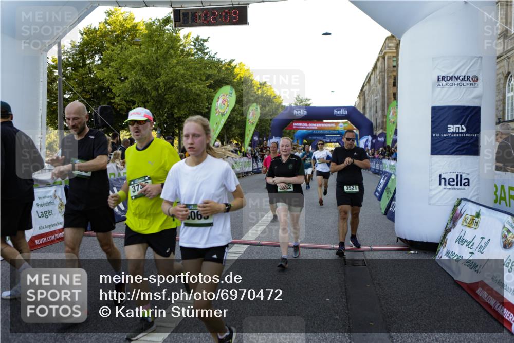 01.09.2024 - BARMER Alsterlauf Kathrin Stürmer Photography http://msf.ph/oto/6970472 01.09.2024 10:02:07 Ziel 2163, 2165, 2420, 2785, 2786, 2830, 2838, 2839, 3239, 3550, 3621, 3728, 3994, 4778, 4825, 4937, 8289, 8290, 2442, 2642, 2677, 2691, 2769, 2939, 3026, 3203, 3294, 3521, 3650, 3658, 3746, 3862, 4024, 4085, 4086, 4138, 4140, 4158, 4218, 4441, 4509, 4719, 4827, 4972, 5210, 5254, 5263, 8063, 8297 meine-sportfotos.de