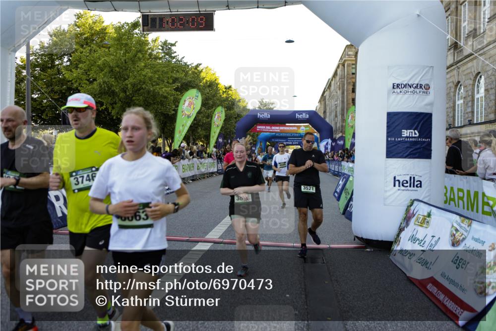 01.09.2024 - BARMER Alsterlauf Kathrin Stürmer Photography http://msf.ph/oto/6970473 01.09.2024 10:02:07 Ziel 2163, 2165, 2420, 2785, 2786, 2830, 2838, 2839, 3239, 3550, 3621, 3728, 3994, 4778, 4825, 4937, 8289, 8290, 2442, 2642, 2677, 2691, 2769, 2939, 3026, 3203, 3294, 3521, 3650, 3658, 3746, 3862, 4024, 4085, 4086, 4138, 4140, 4158, 4218, 4441, 4509, 4719, 4827, 4972, 5210, 5254, 5263, 8063, 8297 meine-sportfotos.de