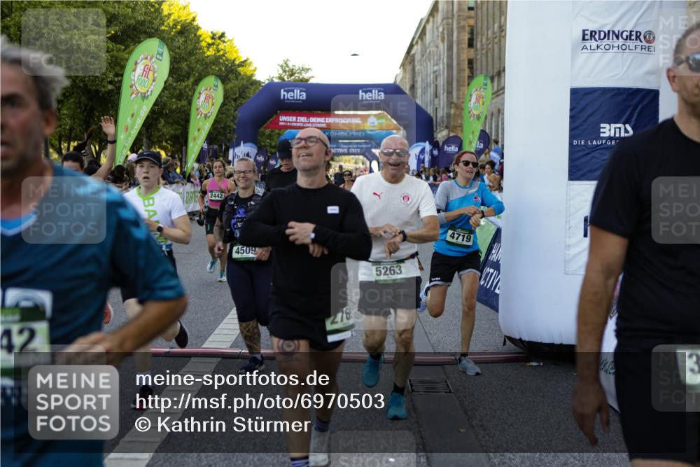 01.09.2024 - BARMER Alsterlauf Kathrin Stürmer Photography http://msf.ph/oto/6970503 01.09.2024 10:02:12 Ziel 2163, 2165, 2420, 2785, 2830, 2838, 2839, 3129, 3550, 3621, 4079, 4778, 4825, 4937, 4947, 8289, 2116, 2442, 2642, 2677, 2691, 2769, 2939, 3026, 3203, 3294, 3521, 3650, 3746, 3862, 4085, 4086, 4138, 4218, 4441, 4509, 4719, 4972, 5210, 5254, 5263, 8297 meine-sportfotos.de