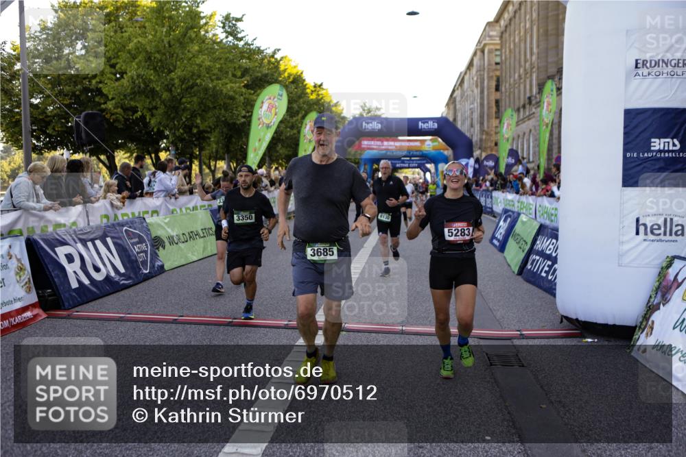 01.09.2024 - BARMER Alsterlauf Kathrin Stürmer Photography http://msf.ph/oto/6970512 01.09.2024 10:02:22 Ziel 2163, 2785, 2837, 3040, 3129, 3361, 3505, 3550, 3616, 3621, 4079, 4121, 4778, 4947, 8344, 8348, 2116, 2260, 2656, 2657, 3294, 3350, 3351, 3685, 3958, 4441, 5283, 8130 meine-sportfotos.de
