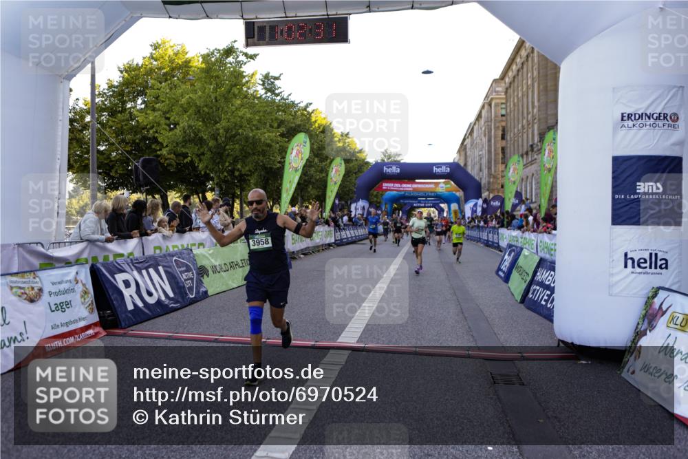 01.09.2024 - BARMER Alsterlauf Kathrin Stürmer Photography http://msf.ph/oto/6970524 01.09.2024 10:02:29 Ziel 2094, 2750, 2802, 2837, 3040, 3116, 3129, 3188, 3361, 3494, 3505, 3572, 3616, 4079, 4121, 4122, 4947, 8344, 8348, 2098, 2099, 2260, 2656, 2657, 2823, 3350, 3351, 3591, 3958, 3979, 4169, 4308, 4703, 4892, 5037, 8130 meine-sportfotos.de
