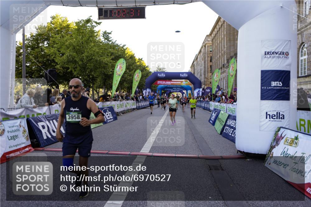 01.09.2024 - BARMER Alsterlauf Kathrin Stürmer Photography http://msf.ph/oto/6970527 01.09.2024 10:02:30 Ziel 2094, 2750, 2802, 2837, 3040, 3116, 3129, 3188, 3361, 3494, 3505, 3572, 3616, 3818, 4079, 4121, 4122, 4947, 8344, 8348, 2098, 2099, 2112, 2260, 2656, 2657, 2823, 3591, 3958, 3979, 4169, 4308, 4703, 4892, 5033, 5037, 8130 meine-sportfotos.de