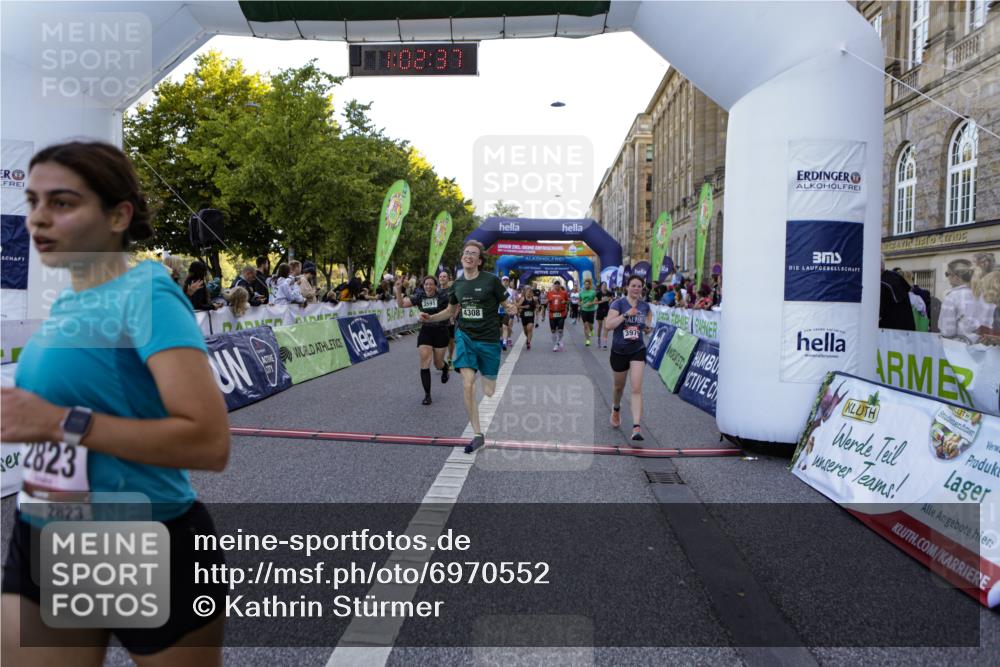 01.09.2024 - BARMER Alsterlauf Kathrin Stürmer Photography http://msf.ph/oto/6970552 01.09.2024 10:02:35 Ziel 2094, 2154, 2474, 2750, 2802, 3040, 3116, 3188, 3361, 3494, 3505, 3572, 3616, 3708, 3818, 4121, 4122, 5063, 2098, 2099, 2112, 2134, 2185, 2210, 2274, 2823, 3046, 3051, 3163, 3226, 3284, 3591, 3928, 3958, 3979, 4106, 4169, 4216, 4308, 4406, 4703, 4892, 4906, 5033, 5037, 5238, 8011 meine-sportfotos.de