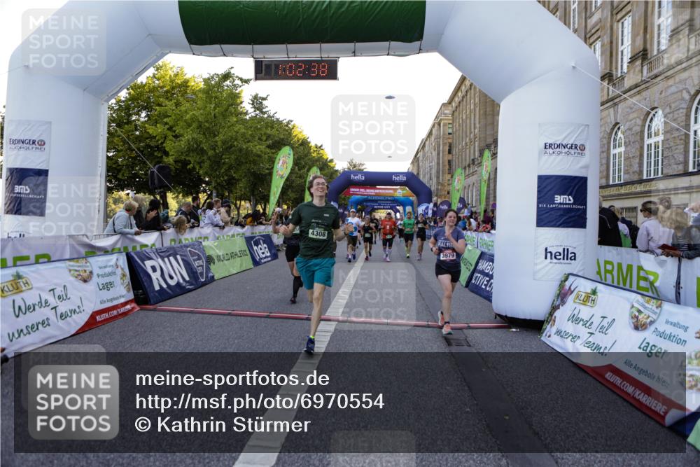 01.09.2024 - BARMER Alsterlauf Kathrin Stürmer Photography http://msf.ph/oto/6970554 01.09.2024 10:02:36 Ziel 2094, 2154, 2474, 2750, 2802, 3040, 3116, 3188, 3361, 3494, 3505, 3572, 3616, 3708, 3818, 4062, 4063, 4121, 4122, 5063, 8284, 8285, 2098, 2099, 2112, 2134, 2185, 2210, 2274, 2740, 2823, 3046, 3051, 3163, 3226, 3284, 3393, 3523, 3591, 3860, 3928, 3979, 3986, 4106, 4169, 4216, 4308, 4406, 4703, 4892, 4906, 5033, 5037, 5238, 8011 meine-sportfotos.de