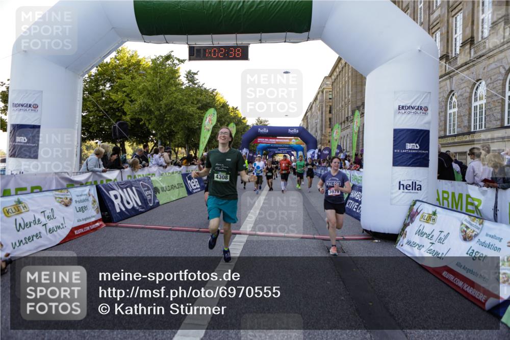 01.09.2024 - BARMER Alsterlauf Kathrin Stürmer Photography http://msf.ph/oto/6970555 01.09.2024 10:02:36 Ziel 2094, 2154, 2474, 2750, 2802, 3040, 3116, 3188, 3361, 3494, 3505, 3572, 3616, 3708, 3818, 4062, 4063, 4121, 4122, 5063, 8284, 8285, 2098, 2099, 2112, 2134, 2185, 2210, 2274, 2740, 2823, 3046, 3051, 3163, 3226, 3284, 3393, 3523, 3591, 3860, 3928, 3979, 3986, 4106, 4169, 4216, 4308, 4406, 4703, 4892, 4906, 5033, 5037, 5238, 8011 meine-sportfotos.de
