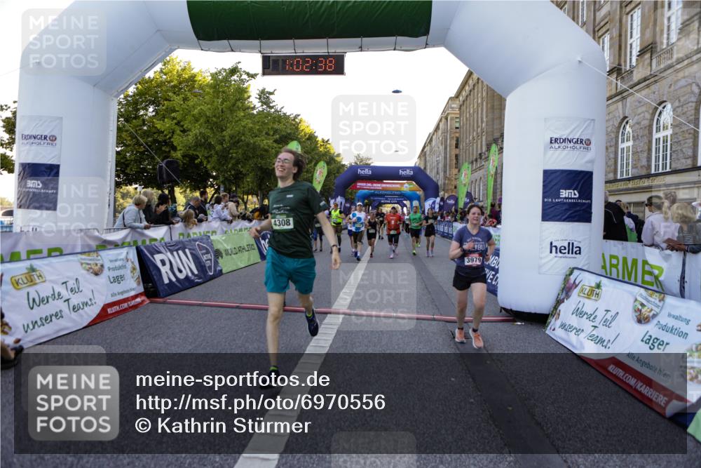 01.09.2024 - BARMER Alsterlauf Kathrin Stürmer Photography http://msf.ph/oto/6970556 01.09.2024 10:02:36 Ziel 2094, 2154, 2474, 2750, 2802, 3040, 3116, 3188, 3361, 3494, 3505, 3572, 3616, 3708, 3818, 4062, 4063, 4121, 4122, 5063, 8284, 8285, 2098, 2099, 2112, 2134, 2185, 2210, 2274, 2740, 2823, 3046, 3051, 3163, 3226, 3284, 3393, 3523, 3591, 3860, 3928, 3979, 3986, 4106, 4169, 4216, 4308, 4406, 4703, 4892, 4906, 5033, 5037, 5238, 8011 meine-sportfotos.de