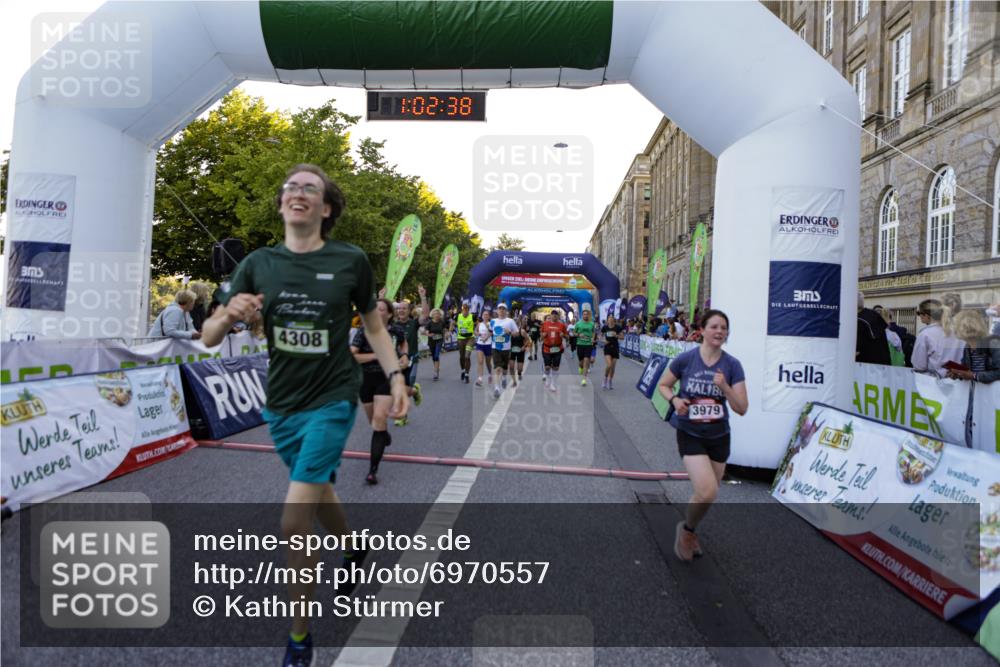 01.09.2024 - BARMER Alsterlauf Kathrin Stürmer Photography http://msf.ph/oto/6970557 01.09.2024 10:02:36 Ziel 2094, 2154, 2474, 2750, 2802, 3040, 3116, 3188, 3361, 3494, 3505, 3572, 3616, 3708, 3818, 4062, 4063, 4121, 4122, 5063, 8284, 8285, 2098, 2099, 2112, 2134, 2185, 2210, 2274, 2740, 2823, 3046, 3051, 3163, 3226, 3284, 3393, 3523, 3591, 3860, 3928, 3979, 3986, 4106, 4169, 4216, 4308, 4406, 4703, 4892, 4906, 5033, 5037, 5238, 8011 meine-sportfotos.de