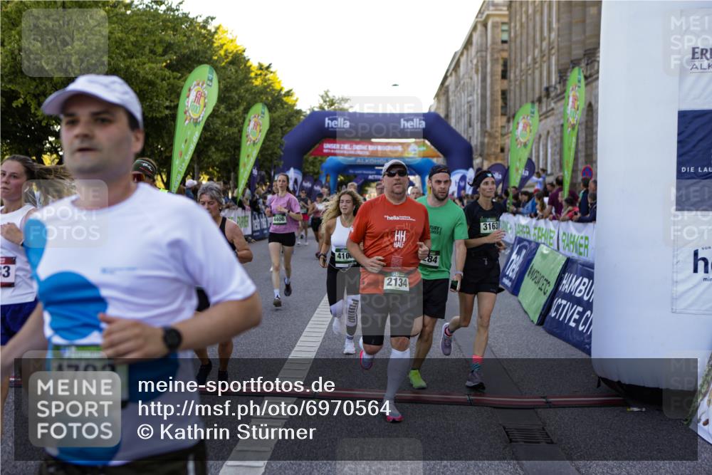 01.09.2024 - BARMER Alsterlauf Kathrin Stürmer Photography http://msf.ph/oto/6970564 01.09.2024 10:02:39 Ziel 2094, 2154, 2474, 2651, 2750, 2802, 3040, 3116, 3159, 3188, 3361, 3494, 3572, 3616, 3708, 3818, 4062, 4063, 4121, 4122, 5063, 8284, 8285, 2098, 2099, 2112, 2134, 2185, 2210, 2274, 2555, 2740, 2823, 3046, 3051, 3072, 3163, 3226, 3284, 3373, 3393, 3523, 3591, 3860, 3928, 3979, 3986, 4106, 4169, 4216, 4308, 4378, 4406, 4507, 4703, 4841, 4892, 4906, 5033, 5145, 5238, 8011, 8296 meine-sportfotos.de