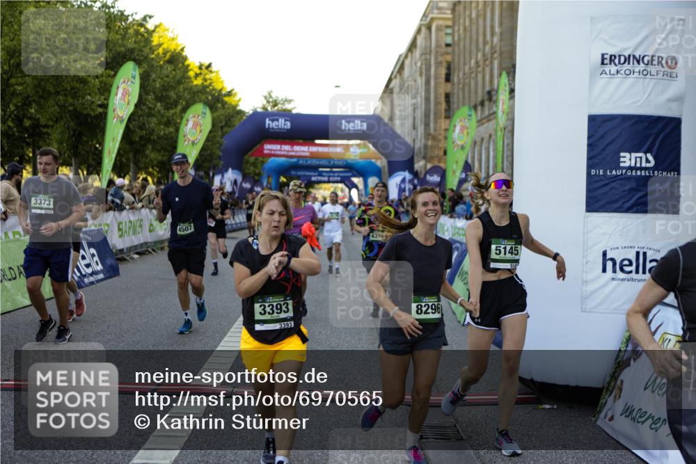 01.09.2024 - BARMER Alsterlauf Kathrin Stürmer Photography http://msf.ph/oto/6970565 01.09.2024 10:02:46 Ziel 2094, 2154, 2474, 2569, 2651, 2750, 2802, 2988, 2989, 3099, 3159, 3572, 3708, 3709, 3818, 4062, 4063, 4307, 4953, 4954, 5063, 8284, 8285, 2134, 2185, 2210, 2274, 2555, 2740, 2884, 3046, 3051, 3072, 3163, 3226, 3284, 3308, 3373, 3393, 3523, 3593, 3759, 3805, 3860, 3928, 3986, 4026, 4106, 4175, 4176, 4216, 4378, 4406, 4507, 4841, 4906, 5145, 5238, 8011, 8296 meine-sportfotos.de
