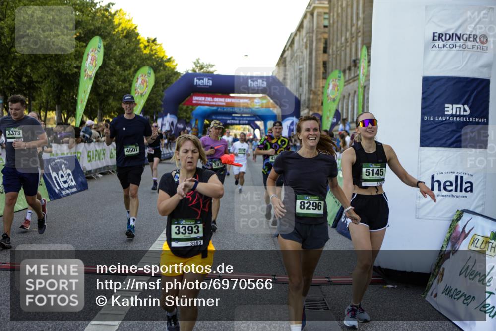 01.09.2024 - BARMER Alsterlauf Kathrin Stürmer Photography http://msf.ph/oto/6970566 01.09.2024 10:02:46 Ziel 2094, 2154, 2474, 2569, 2651, 2750, 2802, 2988, 2989, 3099, 3159, 3572, 3708, 3709, 3818, 4062, 4063, 4307, 4953, 4954, 5063, 8284, 8285, 2134, 2185, 2210, 2274, 2555, 2740, 2884, 3046, 3051, 3072, 3163, 3226, 3284, 3308, 3373, 3393, 3523, 3593, 3759, 3805, 3860, 3928, 3986, 4026, 4106, 4175, 4176, 4216, 4378, 4406, 4507, 4841, 4906, 5145, 5238, 8011, 8296 meine-sportfotos.de