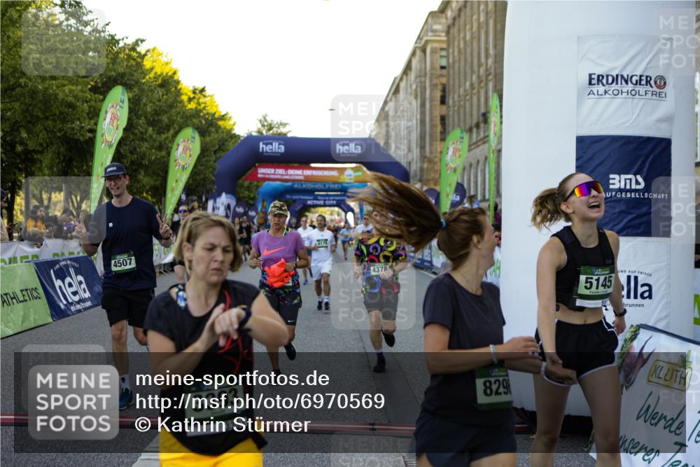 01.09.2024 - BARMER Alsterlauf Kathrin Stürmer Photography http://msf.ph/oto/6970569 01.09.2024 10:02:46 Ziel 2094, 2154, 2474, 2569, 2651, 2750, 2802, 2988, 2989, 3099, 3159, 3572, 3708, 3709, 3818, 4062, 4063, 4307, 4953, 4954, 5063, 8284, 8285, 2134, 2185, 2210, 2274, 2555, 2740, 2884, 3046, 3051, 3072, 3163, 3226, 3284, 3308, 3373, 3393, 3523, 3593, 3759, 3805, 3860, 3928, 3986, 4026, 4106, 4175, 4176, 4216, 4378, 4406, 4507, 4841, 4906, 5145, 5238, 8011, 8296 meine-sportfotos.de