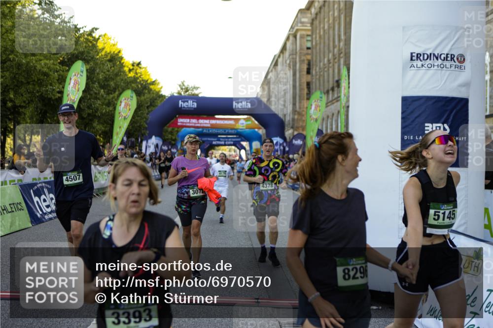 01.09.2024 - BARMER Alsterlauf Kathrin Stürmer Photography http://msf.ph/oto/6970570 01.09.2024 10:02:47 Ziel 2033, 2094, 2154, 2474, 2500, 2569, 2651, 2802, 2988, 2989, 3099, 3159, 3708, 3709, 3818, 4062, 4063, 4307, 4953, 4954, 5063, 8284, 8285, 2185, 2274, 2555, 2740, 2884, 3046, 3051, 3072, 3226, 3308, 3373, 3393, 3523, 3593, 3759, 3805, 3860, 3928, 3986, 4026, 4046, 4175, 4176, 4216, 4378, 4406, 4507, 4841, 4906, 5145, 5238, 8011, 8296 meine-sportfotos.de