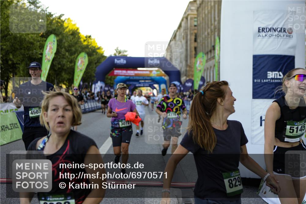 01.09.2024 - BARMER Alsterlauf Kathrin Stürmer Photography http://msf.ph/oto/6970571 01.09.2024 10:02:47 Ziel 2033, 2094, 2154, 2474, 2500, 2569, 2651, 2802, 2988, 2989, 3099, 3159, 3708, 3709, 3818, 4062, 4063, 4307, 4953, 4954, 5063, 8284, 8285, 2185, 2274, 2555, 2740, 2884, 3046, 3051, 3072, 3226, 3308, 3373, 3393, 3523, 3593, 3759, 3805, 3860, 3928, 3986, 4026, 4046, 4175, 4176, 4216, 4378, 4406, 4507, 4841, 4906, 5145, 5238, 8011, 8296 meine-sportfotos.de