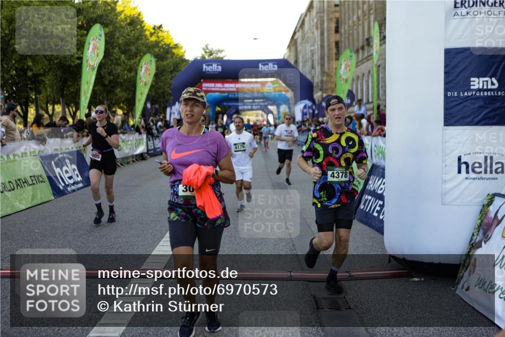 01.09.2024 - BARMER Alsterlauf Kathrin Stürmer Photography http://msf.ph/oto/6970573 01.09.2024 10:02:48 Ziel 2033, 2154, 2474, 2500, 2569, 2651, 2988, 2989, 3099, 3159, 3708, 3709, 3818, 4062, 4063, 4307, 4953, 4954, 5063, 8284, 8285, 2185, 2227, 2274, 2275, 2555, 2740, 2884, 3046, 3051, 3072, 3162, 3308, 3373, 3393, 3523, 3593, 3759, 3805, 3860, 3928, 3986, 4026, 4046, 4175, 4176, 4216, 4378, 4507, 4841, 4906, 5145, 5238, 8011, 8296 meine-sportfotos.de