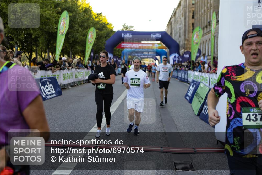 01.09.2024 - BARMER Alsterlauf Kathrin Stürmer Photography http://msf.ph/oto/6970574 01.09.2024 10:02:49 Ziel 2033, 2154, 2474, 2500, 2569, 2651, 2988, 2989, 3099, 3159, 3708, 3709, 3818, 4062, 4063, 4307, 4953, 4954, 5063, 8284, 8285, 2227, 2274, 2275, 2555, 2740, 2884, 3046, 3072, 3162, 3308, 3373, 3393, 3523, 3593, 3759, 3805, 3860, 3928, 3986, 4026, 4046, 4175, 4176, 4216, 4378, 4507, 4841, 4906, 4912, 4966, 5145, 5238, 8296 meine-sportfotos.de