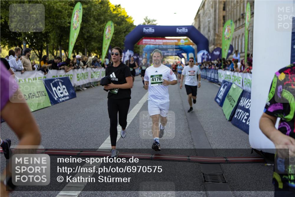 01.09.2024 - BARMER Alsterlauf Kathrin Stürmer Photography http://msf.ph/oto/6970575 01.09.2024 10:02:49 Ziel 2033, 2154, 2474, 2500, 2569, 2651, 2988, 2989, 3099, 3159, 3708, 3709, 3818, 4062, 4063, 4307, 4953, 4954, 5063, 8284, 8285, 2227, 2274, 2275, 2555, 2740, 2884, 3046, 3072, 3162, 3308, 3373, 3393, 3523, 3593, 3759, 3805, 3860, 3928, 3986, 4026, 4046, 4175, 4176, 4216, 4378, 4507, 4841, 4906, 4912, 4966, 5145, 5238, 8296 meine-sportfotos.de