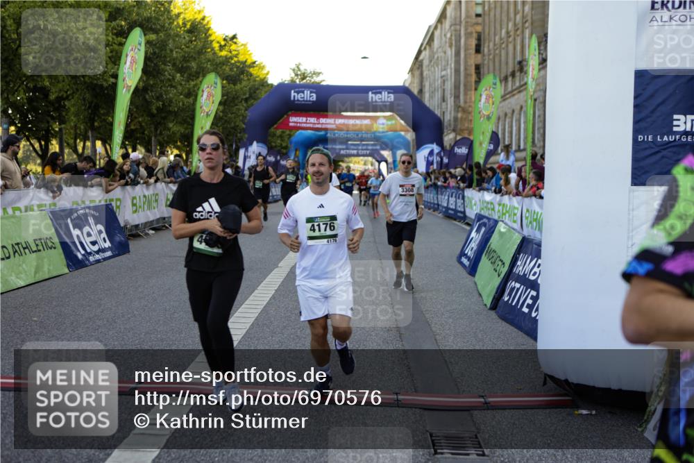 01.09.2024 - BARMER Alsterlauf Kathrin Stürmer Photography http://msf.ph/oto/6970576 01.09.2024 10:02:49 Ziel 2033, 2154, 2474, 2500, 2569, 2651, 2988, 2989, 3099, 3159, 3708, 3709, 3818, 4062, 4063, 4307, 4953, 4954, 5063, 8284, 8285, 2227, 2274, 2275, 2555, 2740, 2884, 3046, 3072, 3162, 3308, 3373, 3393, 3523, 3593, 3759, 3805, 3860, 3928, 3986, 4026, 4046, 4175, 4176, 4216, 4378, 4507, 4841, 4906, 4912, 4966, 5145, 5238, 8296 meine-sportfotos.de