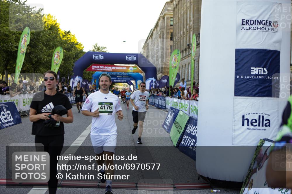 01.09.2024 - BARMER Alsterlauf Kathrin Stürmer Photography http://msf.ph/oto/6970577 01.09.2024 10:02:49 Ziel 2033, 2154, 2474, 2500, 2569, 2651, 2988, 2989, 3099, 3159, 3708, 3709, 3818, 4062, 4063, 4307, 4953, 4954, 5063, 8284, 8285, 2227, 2274, 2275, 2555, 2740, 2884, 3046, 3072, 3162, 3308, 3373, 3393, 3523, 3593, 3759, 3805, 3860, 3928, 3986, 4026, 4046, 4175, 4176, 4216, 4378, 4507, 4841, 4906, 4912, 4966, 5145, 5238, 8296 meine-sportfotos.de