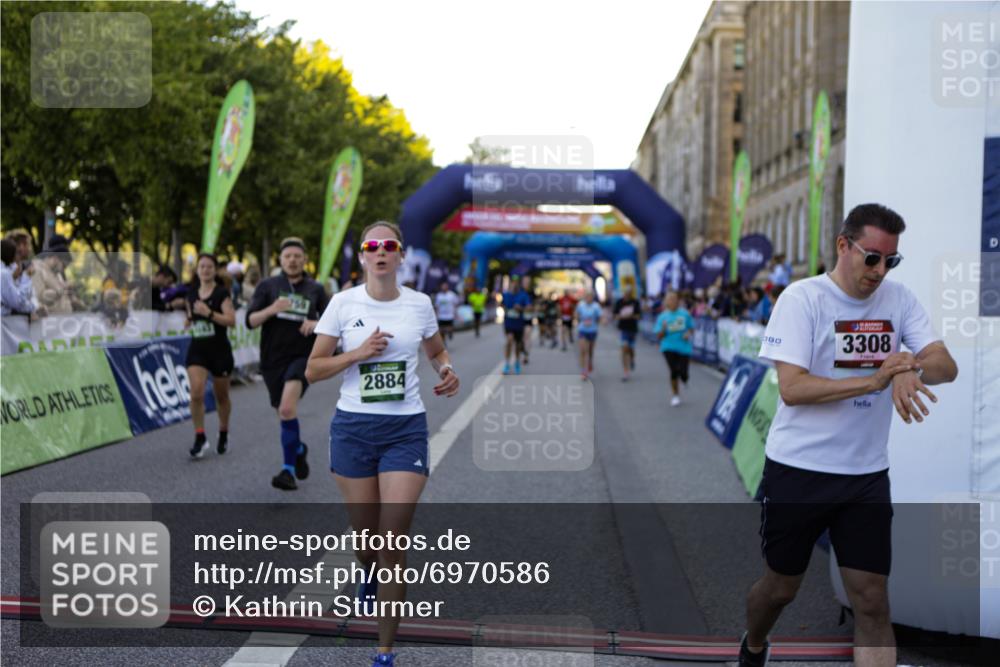 01.09.2024 - BARMER Alsterlauf Kathrin Stürmer Photography http://msf.ph/oto/6970586 01.09.2024 10:02:52 Ziel 2033, 2474, 2500, 2550, 2569, 2637, 2651, 2988, 2989, 3099, 3159, 3708, 3709, 4062, 4063, 4307, 4953, 4954, 5063, 5273, 8284, 8285, 2227, 2275, 2555, 2790, 2884, 3072, 3162, 3308, 3373, 3593, 3759, 3805, 4026, 4046, 4175, 4176, 4378, 4507, 4841, 4912, 4966, 5131, 5145, 8215, 8296 meine-sportfotos.de
