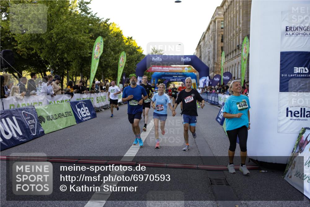 01.09.2024 - BARMER Alsterlauf Kathrin Stürmer Photography http://msf.ph/oto/6970593 01.09.2024 10:02:56 Ziel 2033, 2500, 2550, 2569, 2585, 2586, 2637, 2651, 2988, 2989, 3099, 3159, 3709, 4062, 4063, 4307, 4449, 4953, 4954, 5273, 8284, 8285, 2227, 2275, 2790, 2884, 3162, 3228, 3308, 3465, 3593, 3759, 4026, 4046, 4912, 4966, 4977, 5131, 8215, 8244 meine-sportfotos.de