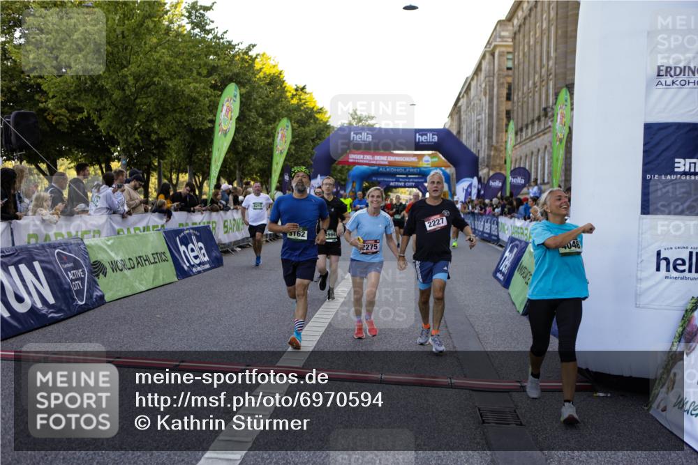 01.09.2024 - BARMER Alsterlauf Kathrin Stürmer Photography http://msf.ph/oto/6970594 01.09.2024 10:02:56 Ziel 2033, 2500, 2550, 2569, 2585, 2586, 2637, 2651, 2988, 2989, 3099, 3159, 3709, 4062, 4063, 4307, 4449, 4953, 4954, 5273, 8284, 8285, 2227, 2275, 2790, 2884, 3162, 3228, 3308, 3465, 3593, 3759, 4026, 4046, 4912, 4966, 4977, 5131, 8215, 8244 meine-sportfotos.de