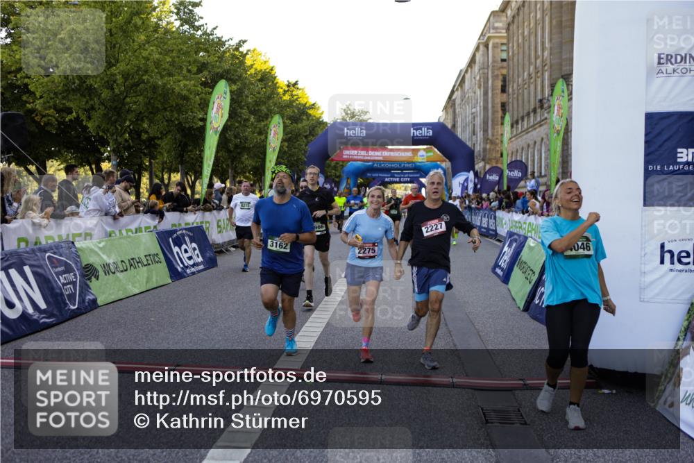 01.09.2024 - BARMER Alsterlauf Kathrin Stürmer Photography http://msf.ph/oto/6970595 01.09.2024 10:02:57 Ziel 2033, 2500, 2550, 2569, 2585, 2586, 2637, 2651, 2988, 2989, 3099, 3159, 3709, 4307, 4449, 4953, 4954, 5218, 5273, 2047, 2227, 2275, 2790, 2884, 3162, 3228, 3308, 3465, 3593, 3759, 4026, 4046, 4630, 4912, 4966, 4977, 5131, 8215, 8244 meine-sportfotos.de