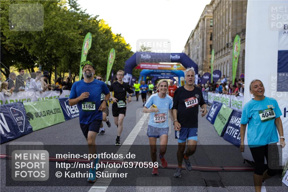 01.09.2024 - BARMER Alsterlauf Kathrin Stürmer Photography http://msf.ph/oto/6970598 01.09.2024 10:02:57 Ziel 2033, 2500, 2550, 2569, 2585, 2586, 2637, 2651, 2988, 2989, 3099, 3159, 3709, 4307, 4449, 4953, 4954, 5218, 5273, 2047, 2227, 2275, 2790, 2884, 3162, 3228, 3308, 3465, 3593, 3759, 4026, 4046, 4630, 4912, 4966, 4977, 5131, 8215, 8244 meine-sportfotos.de