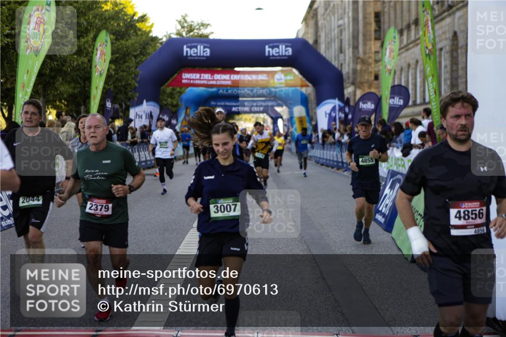 01.09.2024 - BARMER Alsterlauf Kathrin Stürmer Photography http://msf.ph/oto/6970613 01.09.2024 10:03:17 Ziel 2046, 2120, 2690, 2753, 2777, 2793, 3326, 3556, 3618, 3620, 3782, 3970, 4285, 4516, 4520, 4705, 4714, 5030, 5031, 5214, 5218, 5220, 2007, 2044, 2198, 2379, 2427, 2444, 2552, 2956, 3007, 3066, 3218, 3999, 4080, 4312, 4411, 4454, 4475, 4855, 4856, 4897, 5116, 8053, 8147 meine-sportfotos.de