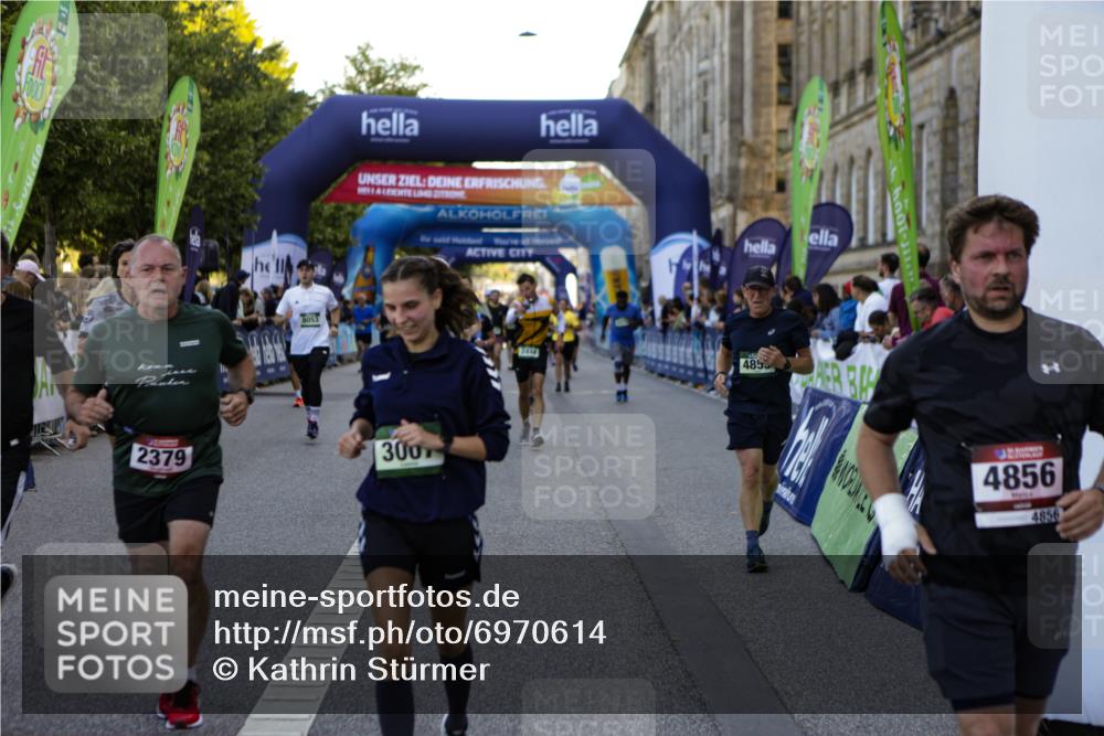 01.09.2024 - BARMER Alsterlauf Kathrin Stürmer Photography http://msf.ph/oto/6970614 01.09.2024 10:03:17 Ziel 2046, 2120, 2690, 2753, 2777, 2793, 3326, 3556, 3618, 3620, 3782, 3970, 4285, 4516, 4520, 4705, 4714, 5030, 5031, 5214, 5218, 5220, 2007, 2044, 2198, 2379, 2427, 2444, 2552, 2956, 3007, 3066, 3218, 3999, 4080, 4312, 4411, 4454, 4475, 4855, 4856, 4897, 5116, 8053, 8147 meine-sportfotos.de