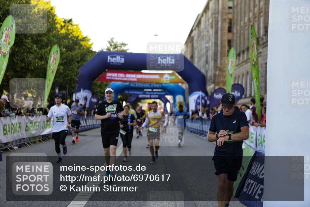 01.09.2024 - BARMER Alsterlauf Kathrin Stürmer Photography http://msf.ph/oto/6970617 01.09.2024 10:03:18 Ziel 2046, 2120, 2690, 2753, 2777, 2793, 3326, 3556, 3618, 3620, 3782, 3970, 4285, 4516, 4520, 4705, 4714, 5030, 5031, 5214, 5220, 2007, 2044, 2198, 2379, 2427, 2444, 2552, 2956, 3007, 3066, 3122, 3218, 3999, 4080, 4215, 4411, 4454, 4475, 4855, 4856, 4897, 5079, 5116, 8053, 8147 meine-sportfotos.de