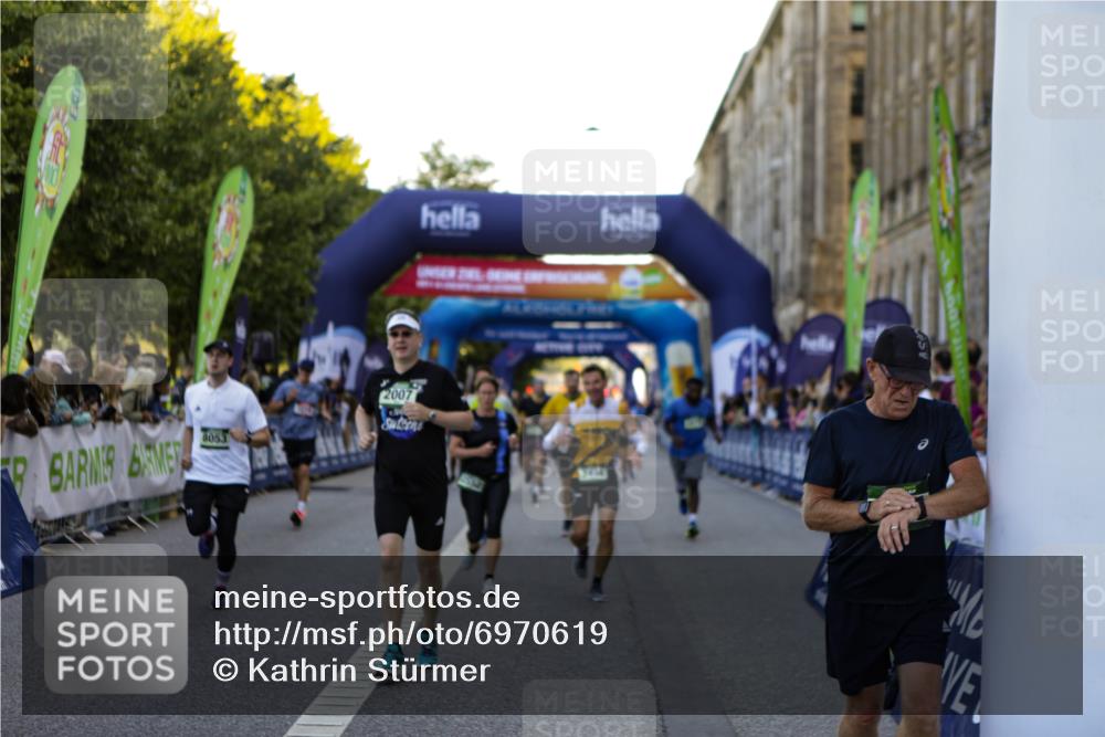 01.09.2024 - BARMER Alsterlauf Kathrin Stürmer Photography http://msf.ph/oto/6970619 01.09.2024 10:03:18 Ziel 2046, 2120, 2690, 2753, 2777, 2793, 3326, 3556, 3618, 3620, 3782, 3970, 4285, 4516, 4520, 4705, 4714, 5030, 5031, 5214, 5220, 2007, 2044, 2198, 2379, 2427, 2444, 2552, 2956, 3007, 3066, 3122, 3218, 3999, 4080, 4215, 4411, 4454, 4475, 4855, 4856, 4897, 5079, 5116, 8053, 8147 meine-sportfotos.de