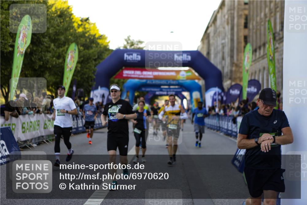 01.09.2024 - BARMER Alsterlauf Kathrin Stürmer Photography http://msf.ph/oto/6970620 01.09.2024 10:03:19 Ziel 2046, 2120, 2690, 2753, 2777, 2793, 3326, 3556, 3618, 3620, 3782, 3970, 4285, 4520, 4705, 4714, 5030, 5031, 5214, 5220, 2007, 2044, 2198, 2379, 2427, 2444, 2552, 2956, 3007, 3066, 3122, 3218, 3999, 4215, 4411, 4454, 4475, 4855, 4856, 4897, 5079, 5116, 8053, 8147 meine-sportfotos.de