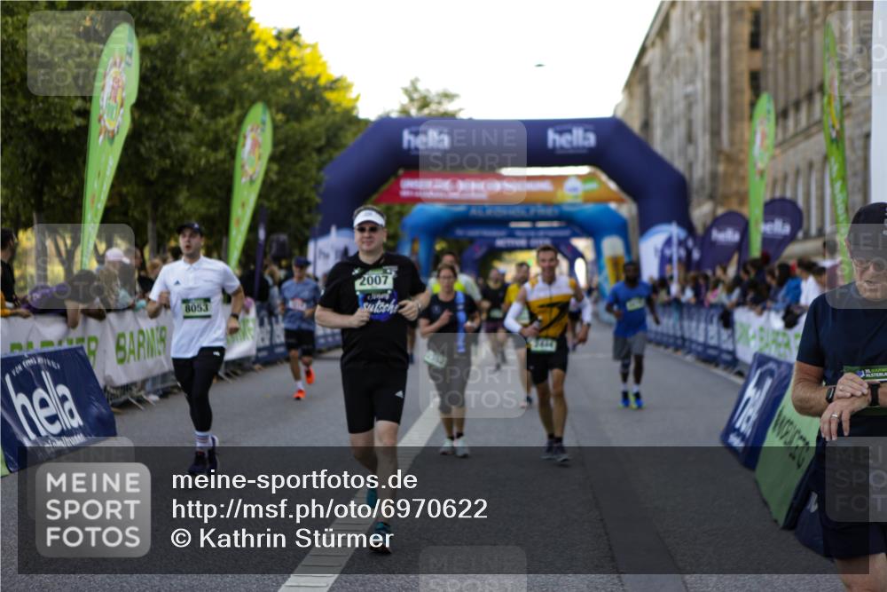 01.09.2024 - BARMER Alsterlauf Kathrin Stürmer Photography http://msf.ph/oto/6970622 01.09.2024 10:03:19 Ziel 2046, 2120, 2690, 2753, 2777, 2793, 3326, 3556, 3618, 3620, 3782, 3970, 4285, 4520, 4705, 4714, 5030, 5031, 5214, 5220, 2007, 2044, 2198, 2379, 2427, 2444, 2552, 2956, 3007, 3066, 3122, 3218, 3999, 4215, 4411, 4454, 4475, 4855, 4856, 4897, 5079, 5116, 8053, 8147 meine-sportfotos.de