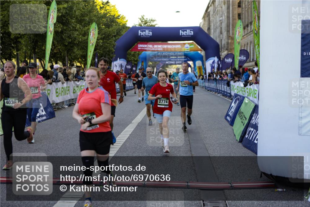 01.09.2024 - BARMER Alsterlauf Kathrin Stürmer Photography http://msf.ph/oto/6970636 01.09.2024 10:03:34 Ziel 2014, 2015, 2705, 3326, 3556, 3579, 4422, 4767, 5019, 5030, 5211, 8015, 8400, 2267, 2343, 2681, 2716, 2745, 2774, 2917, 2954, 2961, 2962, 3061, 3063, 3242, 3389, 3600, 3723, 3839, 3930, 4028, 4039, 4314, 4656, 4961, 5053, 8041, 8282 meine-sportfotos.de