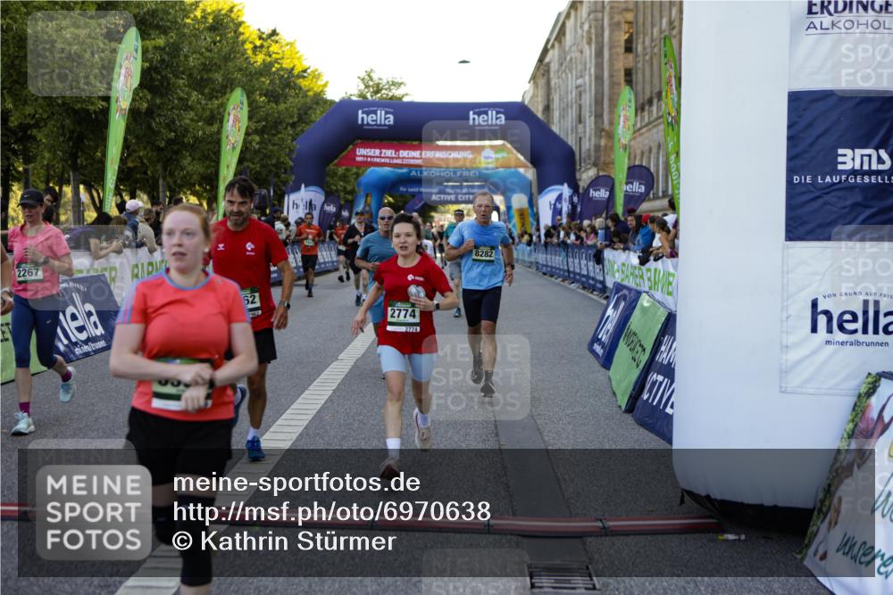 01.09.2024 - BARMER Alsterlauf Kathrin Stürmer Photography http://msf.ph/oto/6970638 01.09.2024 10:03:34 Ziel 2014, 2015, 2705, 3326, 3556, 3579, 4422, 4767, 5019, 5030, 5211, 8015, 8400, 2267, 2343, 2681, 2716, 2745, 2774, 2917, 2954, 2961, 2962, 3061, 3063, 3242, 3389, 3600, 3723, 3839, 3930, 4028, 4039, 4314, 4656, 4961, 5053, 8041, 8282 meine-sportfotos.de