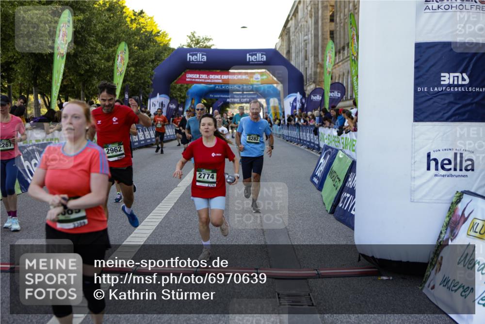 01.09.2024 - BARMER Alsterlauf Kathrin Stürmer Photography http://msf.ph/oto/6970639 01.09.2024 10:03:34 Ziel 2014, 2015, 2705, 3326, 3556, 3579, 4422, 4767, 5019, 5030, 5211, 8015, 8400, 2267, 2343, 2681, 2716, 2745, 2774, 2917, 2954, 2961, 2962, 3061, 3063, 3242, 3389, 3600, 3723, 3839, 3930, 4028, 4039, 4314, 4656, 4961, 5053, 8041, 8282 meine-sportfotos.de