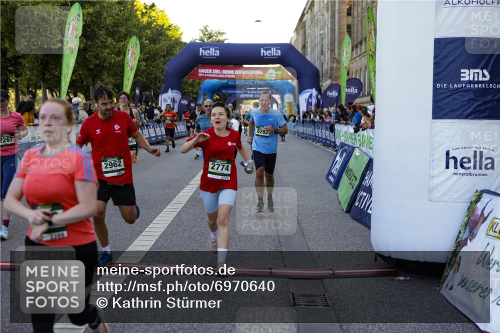 01.09.2024 - BARMER Alsterlauf Kathrin Stürmer Photography http://msf.ph/oto/6970640 01.09.2024 10:03:35 Ziel 2014, 2015, 2705, 3326, 3579, 4422, 4767, 5019, 5030, 5211, 8015, 8150, 8400, 2267, 2343, 2681, 2716, 2745, 2774, 2917, 2954, 2961, 2962, 3061, 3063, 3242, 3389, 3600, 3678, 3723, 3839, 3930, 4028, 4039, 4314, 4656, 4961, 5053, 5121, 8041, 8282 meine-sportfotos.de