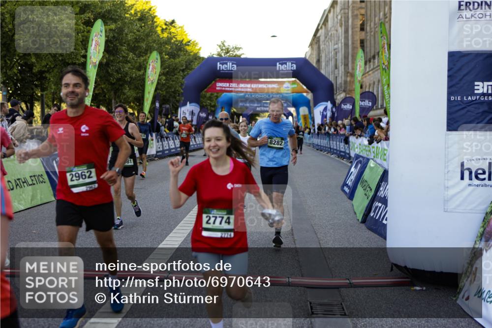 01.09.2024 - BARMER Alsterlauf Kathrin Stürmer Photography http://msf.ph/oto/6970643 01.09.2024 10:03:35 Ziel 2014, 2015, 2705, 3326, 3579, 4422, 4767, 5019, 5030, 5211, 8015, 8150, 8400, 2267, 2343, 2681, 2716, 2745, 2774, 2917, 2954, 2961, 2962, 3061, 3063, 3242, 3389, 3600, 3678, 3723, 3839, 3930, 4028, 4039, 4314, 4656, 4961, 5053, 5121, 8041, 8282 meine-sportfotos.de