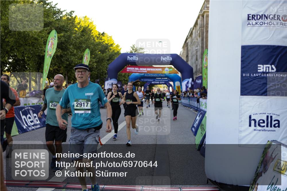 01.09.2024 - BARMER Alsterlauf Kathrin Stürmer Photography http://msf.ph/oto/6970644 01.09.2024 10:03:40 Ziel 2014, 2015, 2414, 2705, 3336, 3415, 3579, 4422, 4767, 5019, 5211, 8015, 8150, 8400, 2267, 2343, 2615, 2681, 2703, 2774, 2917, 2961, 2962, 3061, 3063, 3242, 3389, 3678, 3723, 3839, 3930, 4039, 4961, 5121, 5190, 8041, 8282, 8356 meine-sportfotos.de